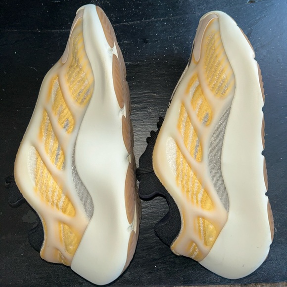 Adidas Yeezy 700 V3 - Picture 8 of 15